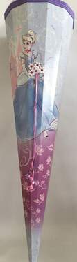 Nestler Schultüte Cinderella mit lilaner Borde und Tüll sowie aufgestzte Blumen und Steine, 85 cm, eckig